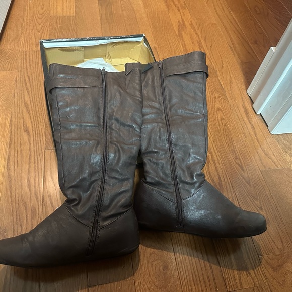Beautiful brown boots with clasp. - Picture 3 of 3
